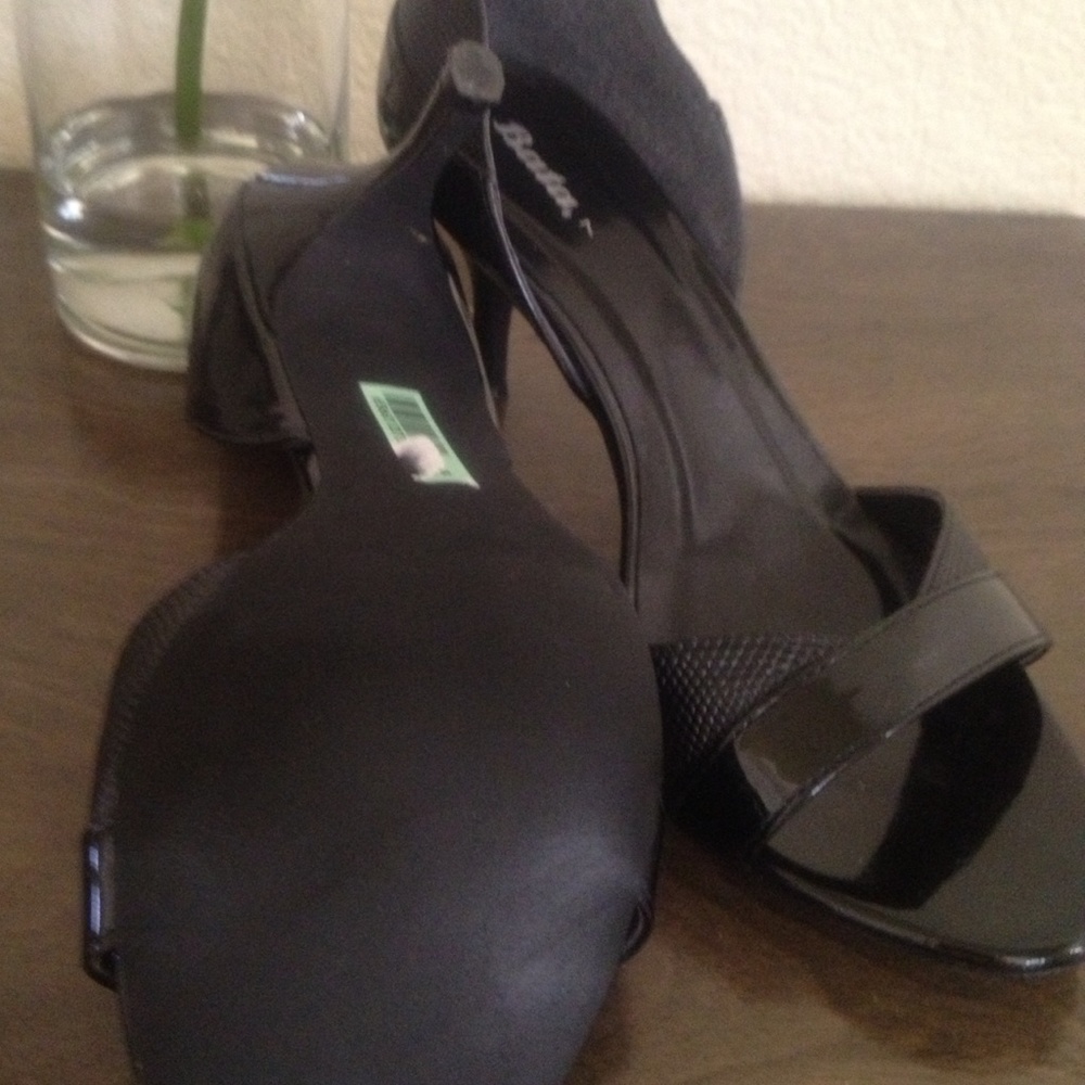 Cute Blk pump - Picture 2 of 3
